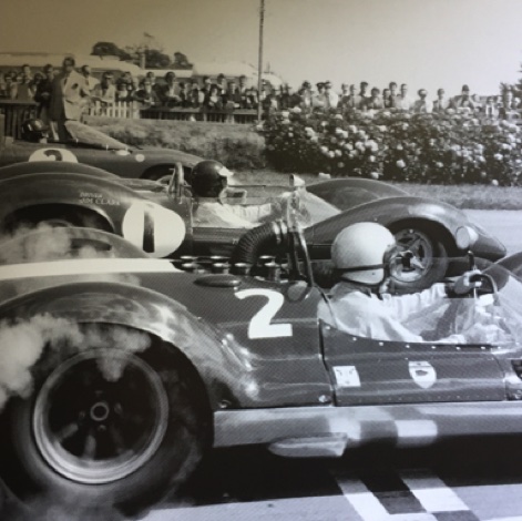 Tourist Trophy 1964 à Goodwood : départ fumant pour Bruce McLaren sur une Zerex Spécial, Jim Clark et Graham Hill sur Ferrari sur sa Lotus 30